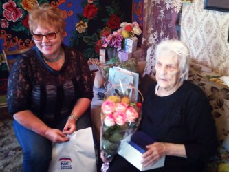 Александра Сызранцева поздравила ветерана с 95-летием